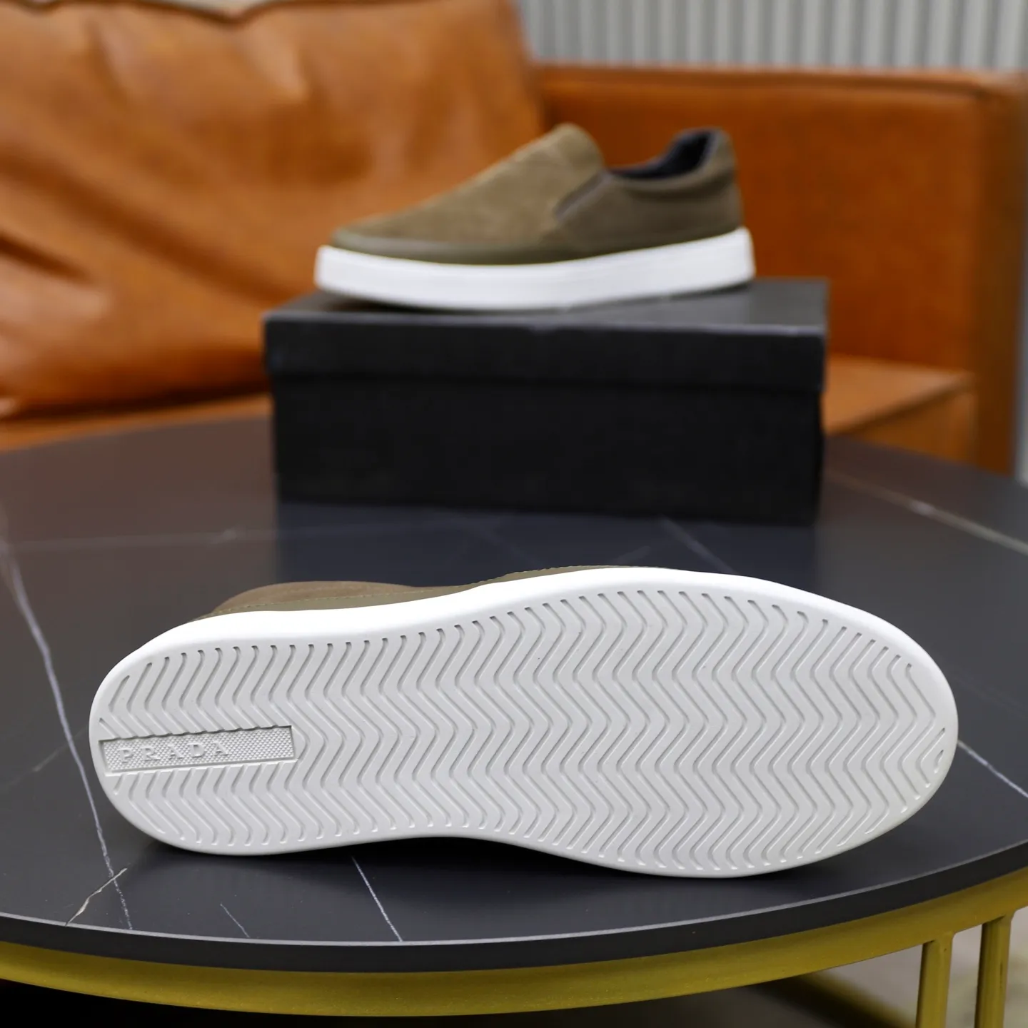 Ex-factory price: 420💰🙅‍♂️🙅‍♂️🙅‍♂️ Brand: PRADA Standard code: 38-44 (45 customized) Grade: Same as the official website Material: Original leather splicing, comfortable and breathable lining, original wear-resistant outsole Style category: Men's fashionable casual shoes, running shoes, noble luxury brand elements, top luxury Color: actual picture color